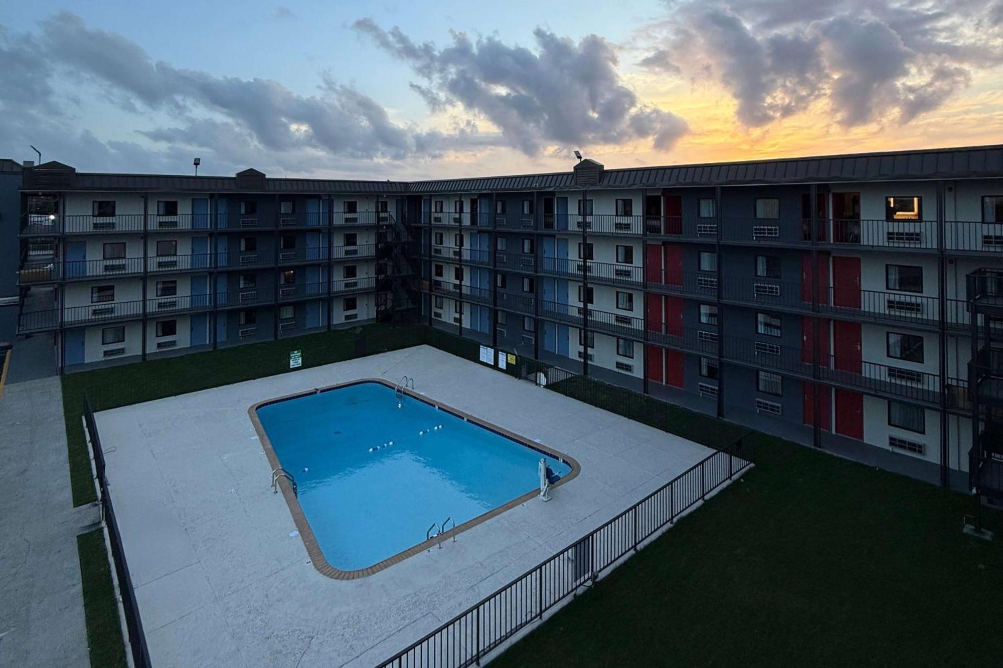 Days By Wyndham Kenner/new Orleans Airport South Hotel 2*
